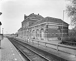 Perronzijde Appingedam (1981, kort voordat het leegstaande station uitbrandde; de perronkap is er al niet meer)