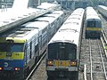 LIRR-Zugtypen im Jahr 2008: C3-Doppel­stock­wagen mit Diesel­loko­motive EMD DE30AC, Trieb­wagen M 7 und M 3 (v. l. n. r.)