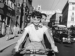 Audrey Hepburn in Gregory Peck na vespi v filmu Rimske počitnice