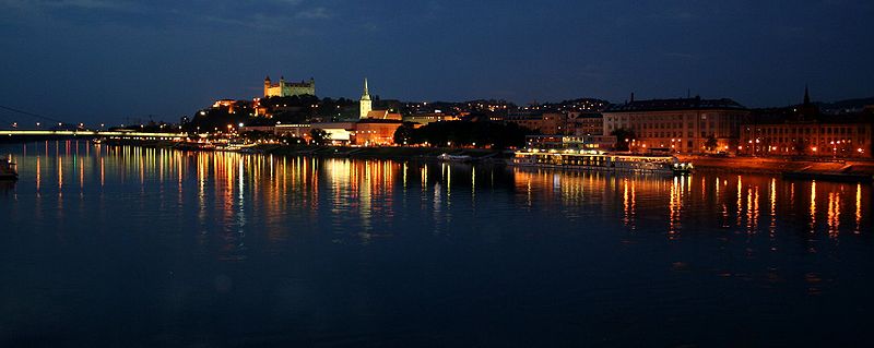 800px-BratislavaNight.jpg