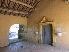 Le porche couvert de l'église.