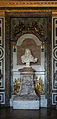 Buste de Louis XIV par le Bernin, le panneau du fond sur lequel se détache le buste est en brocatelle de Tortosa, le piédestal est en marbre sarrancolin ilhet.