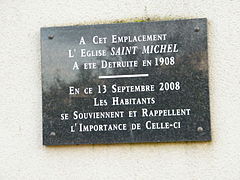 La plaque de l'église sur le clocheton-souvenir.