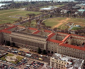 Luftaufnahme von der 14th Street, mit dem Hoover Building mit seinen 6 Innenhöfen im Vordergrund. Im Hintergrund liegt der President’s Park