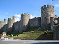 Muralhas defensivas do Castelo de Cowny, com a sua portaria original à direita.