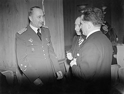 Pakolaispääministeri, kenraali Dušan Simović vastaanottamassa vieraita Lontoossa vuonna 1942.