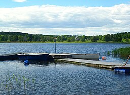 Edssjön med Eds kyrka i bakgrunden.