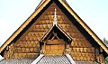 Pignon et gable de l'église en bois debout d'Eidsborg à Tokke avec un pal décoratif.