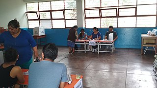 Mesa electoral en la institución Educativa Augusto Salazar Bondy en el barrio de Villa Señor de los Milagros, en Carmen de la Legua Reynoso en el Callao.