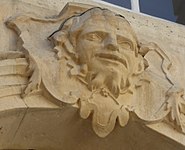 Mascaron en la casa del lado del patio.