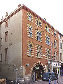 no 3 : façade de l'hôtel de Pierre Comère, au croisement des rues Saint-Rome et Tripière.