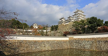 Castelo de Himeji, um complexo palaciano com 82 edifícios de madeira, localizado na cidade de Himeji, província de Hyōgo, Japão. (definição 5 179 × 2 688)