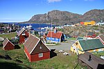 Le centre de Sisimiut, la baie de Kangerluarsunnguaq et la montagne Palasip Qaqqaa.