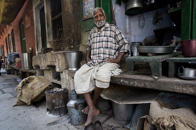 File:India - Varanasi old man plaid - 0578.jpg