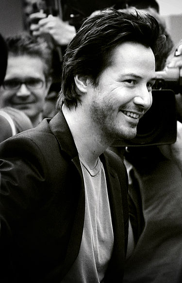 http://upload.wikimedia.org/wikipedia/commons/thumb/6/65/KeanuReevesLakehouse.jpg/375px-KeanuReevesLakehouse.jpg