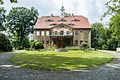 Schloss mit umgebendem Gutspark und südlichem Teich