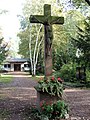 Kreuz auf dem Schwanheimer Friedhof aus rotem Sandstein