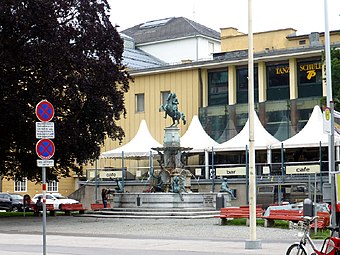 Вид площади с фонтаном