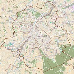 Mapa konturowa Brukseli, blisko centrum na dole znajduje się punkt z opisem „<em lang="fr">Université Libre de Bruxelles</em>”