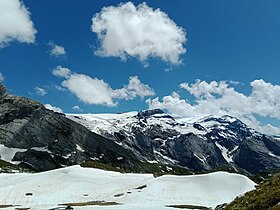 La pointe du Dard au centre vue depuis le Vallonnet au nord.