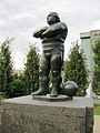 Monumento a Louis Cyr esculpido por Robert Pelletier, em Montreal.