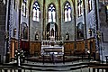 Le chœur. Le maître autel, le tabernacle surmonté d'un ciborium sont en marbre. Sur les murs sont placés des bustes reliquaire et trois tableaux, sur la gauche : saint Martin ; au centre de l'abside : ? ; sur la droite : saint Pierre et le coq symbolisant le Reniement de Pierre