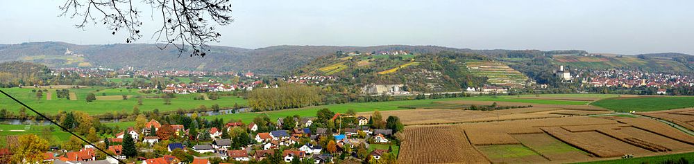 Blick von Burg Guttenberg. Links Burg Hornberg, vorn Neckarmühlbach, darüber Böttingen und Haßmersheim, rechts Burg Hornegg und Gundelsheim