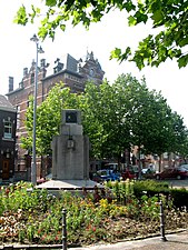 Le monument aux déportés et l'ancien hôtel de ville.