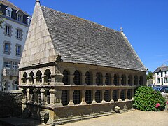 L'ossuaire dans l'enclos paroissial.