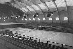 SALK:s stora tävlingshall år 1937, interiör. Tennishallsbelysning med 18 st specialarmaturer (1 400 mm i diameter) för att få ett bländ- och skuggfritt ljus inför King’s Cup.