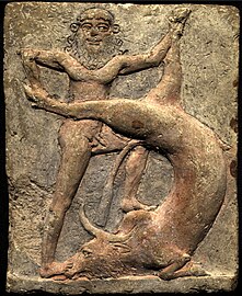 Plaque en terre cuite représentant un taureau terrassé par un héros, peut-être une représentation du combat de Gilgamesh contre le Taureau céleste. Vers 2255 et 2219 av. J.-C., Musée Art et Histoire de Bruxelles.