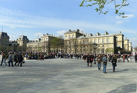 Plaza vista en dirección al Hôtel-Dieu .
