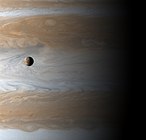 Ио проходит над поверхностью Юпитера (снимок с космического корабля Кассини).