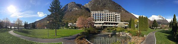 Hotel Alexandra innerst i Nordfjord i Loen i Stryn kommune i Sogn og Fjordane. Foto: Fortegnet panorama, våren 2015