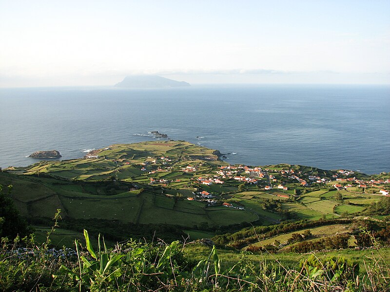 Image:Ponta Delgada das Flores with Corvo.jpg