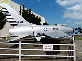 另一架F-100A战斗机的国籍标志，使用光芒距边缘较窄、青圈较细的图案