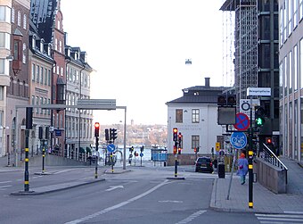 Biografen "Ripp", före detta "Biograf-Palatset" 1938 kort före rivningen för att ge plats åt Södergatan. På högra bilden är samma plats i november 2009 och där Ripp en gång fanns, ligger nu uppfartsrampen från Söderledstunneln. I bakgrunden syns byggnaden för Stadsmuseet i Stockholm.