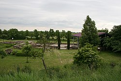 Blick von Norden (Aussichtshügel) auf das Hauptgebäude.