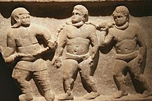 Рельефная настенная скульптура трех рабов, скованных вместе ошейниками