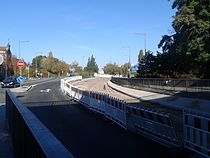 La rue après le tunnel sous les voies ferrées.