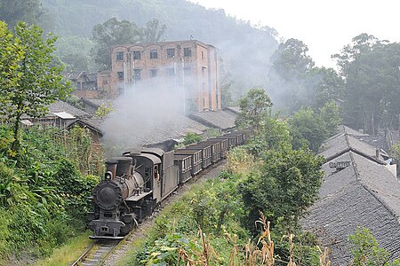 芭蕉溝駅付近のC2-07機関車と空の石炭車、2011年