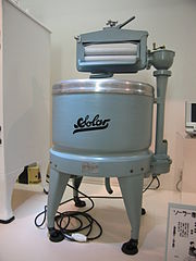 Перша японська електрична пральна машина Solar. Компанія Toshiba, 1930 р.