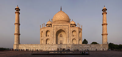 Die weskant van die Taj Mahal in Agra, Indië, tydens sononder.