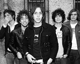 The Strokes noong 2002; pakaliwa sa kanan: Nick Valensi, Albert Hammond Jr., Julian Casablancas, Fabrizio Moretti, at Nikolai Fraiture