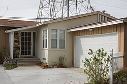 הסצנות מחוץ לבית משפחת מקפליי צולמו בפועל מחוץ לבית שבכתובת 9303 Roslyndale Avenue אשר בפרבר ארלטה (אנ') של לוס אנג'לס