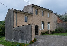 Photo de la mairie : un bâtiment sans signe distinctif (ni panneau ni drapeau) avec un premier étage, sous un toit en tuile.