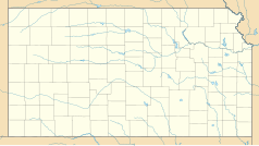 Mapa konturowa Kansas, blisko prawej krawiędzi nieco u góry znajduje się punkt z opisem „Lenexa”