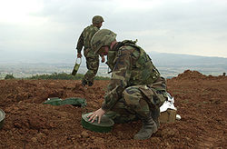 Militaires US s'entraînant à la pose de mines antichars.