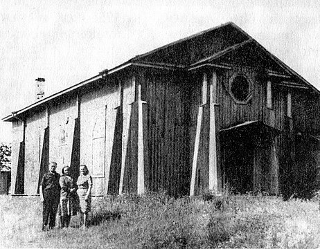 Деревенский клуб — бывшая приходская кирха, перевезённая из деревни Калливере. 1950 год