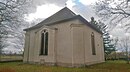 Dorfkirche mit Einfriedung und Gefallenendenkmal